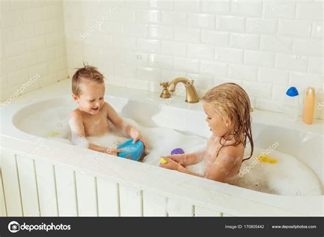 Niños Jugando En Bañera Con Espuma Fotografía De Stock © Allaserebrina