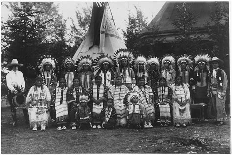 filesioux indians  native dress    circus sarrasani