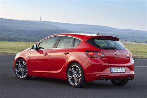 world premieres   opel astra sedan  facelift astra range  moscow show autooonline