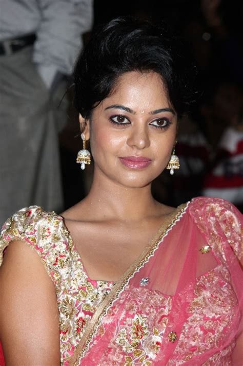 Actress Wallpapers Bindhu Madhavi New Hot Saree Stills