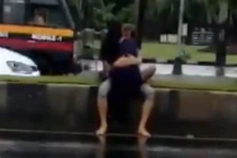 couple caught making out on the city main road