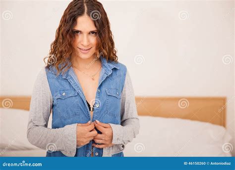 jolie brune enlevant sa chemise photo stock image du bâti femme