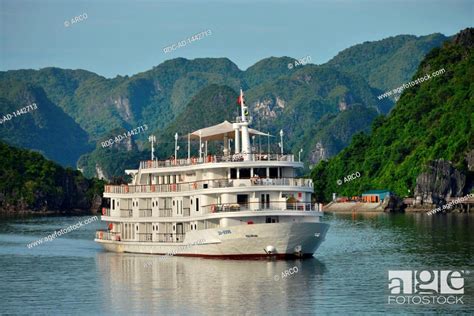dschunke halong bucht vietnam stock photo picture  rights