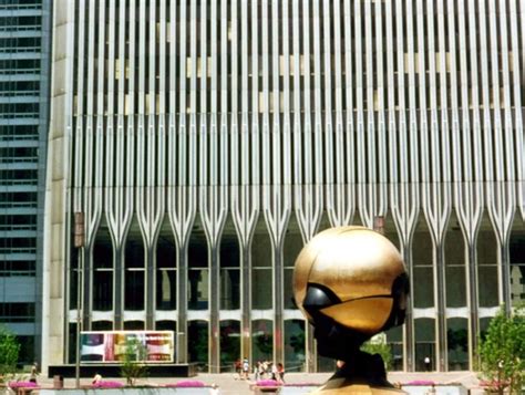 World Trade Center Plaza Koening S Sphere In The Plaza