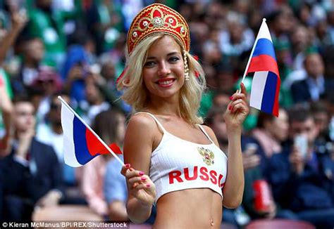 شاهد “ناتاليا” المشجّعة الروسيّة الأكثر إثارة في كأس
