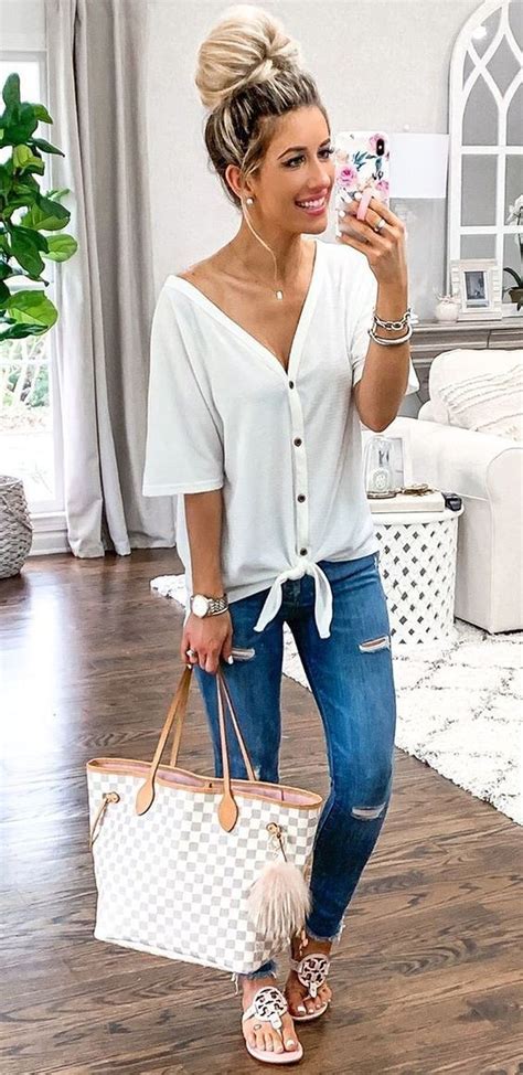 35 Magnificient Mom Outfits Ideas For Beautiful Mother That Looks Cute