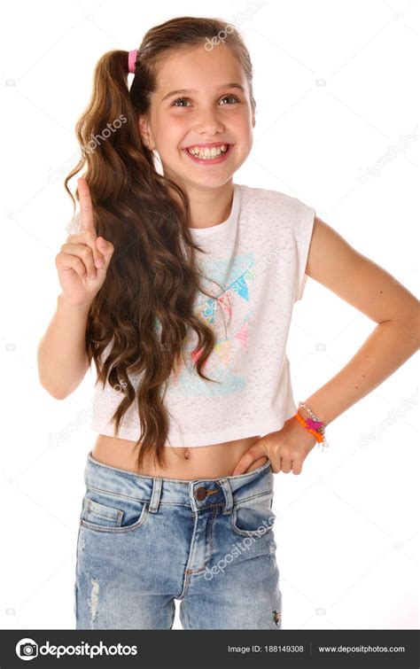 portrait d une adolescente joyeuse mince l enfant pose avec Élégance
