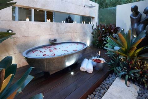10 Outdoor Bathtubs That Somehow Make It Ok To Get Naked In Public