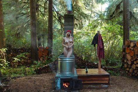 Sara Underwood Nude In Wood Fire Hot Tub 5 Pics The