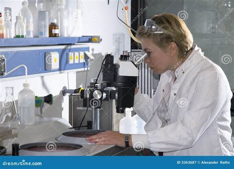arbeit im labor stockbild bild von mikrobiologie mantel