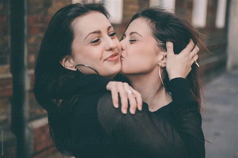 real twin sisters kissing telegraph