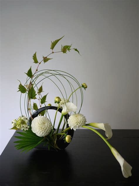 calla dahlia ornithogalum arrangements floraux contemporains