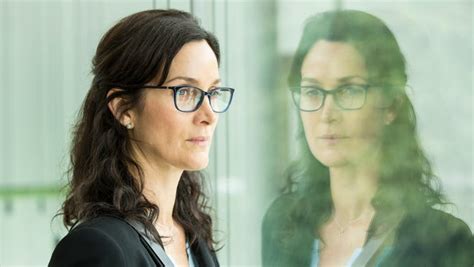 Amc S Humans Lures Carrie Anne Moss Back To Sci Fi