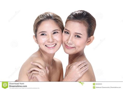 twee aziatische vrouwen met mooie manier maken omhoog