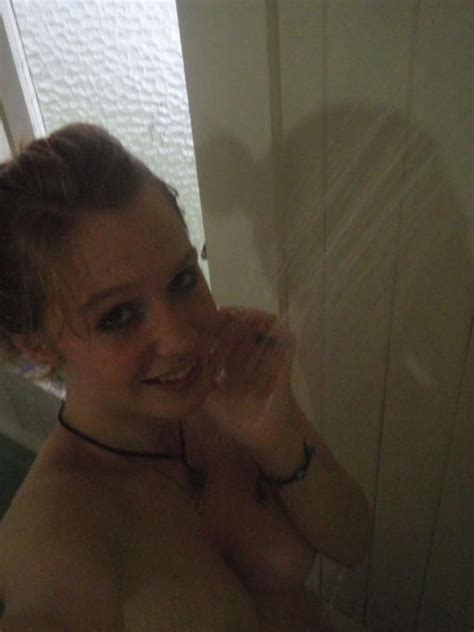 kinky busty girlfriend strips naked while selfshooting pichunter