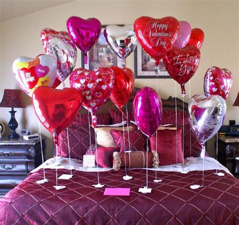 dekorasi kamar ulang  romantis  balon berbentuk love