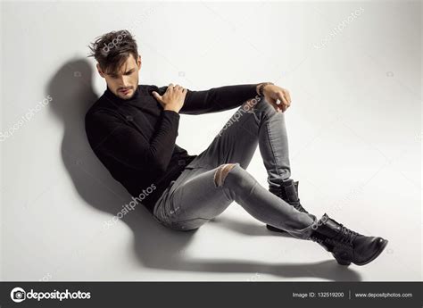섹시 한 남자 모델 포즈 — 스톡 사진 © Kiuikson 132519200