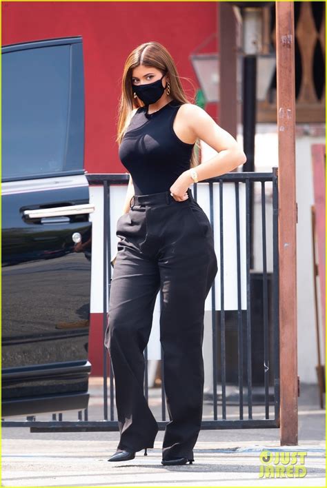 Kylie Jenner Shows Off Her Curves While Out For Lunch Photo 4484848