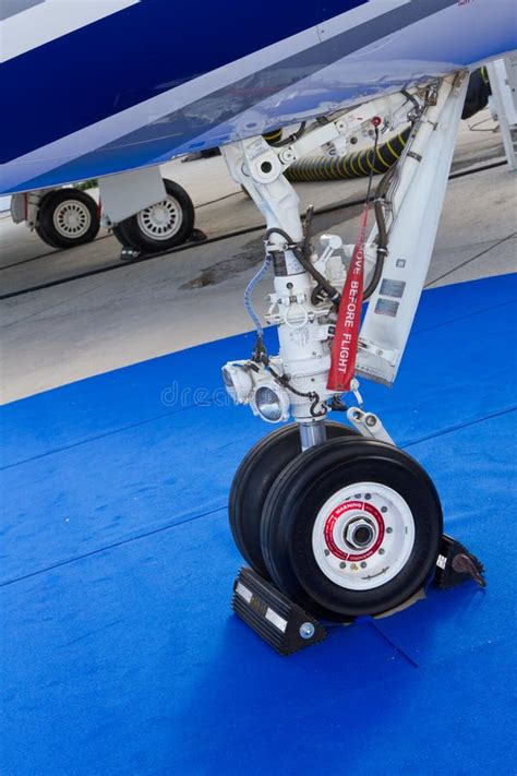 landing gear editorial photography image  airport