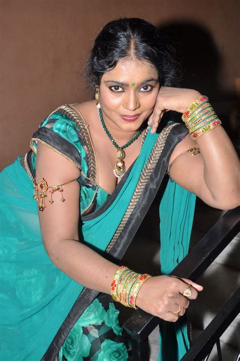 dressing below navel saree jayavani hot photos