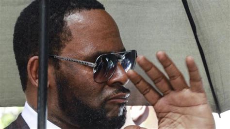 r kelly s friends ‘hand police 20 videos of star having
