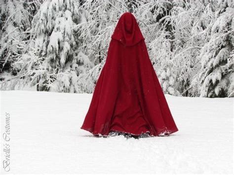red ridding hood  red riding hood  falls  kleidung design red cape throne