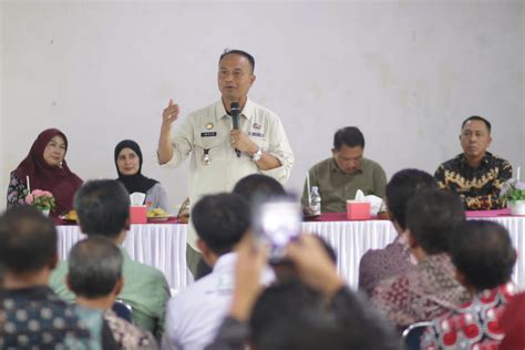 kunjungi kecamatan patokbeusi pj bupati mengawal proses transisi