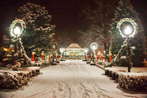 11 Magical Main Streets In Iowa During Christmastime