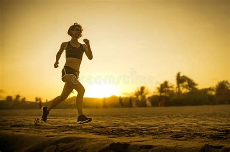 1 041 Jogging Athlete Woman Running Sun Sunset Beach Photos Free