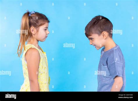 Zwei Kinder Mit Gegensätzlichen Emotionen Schwester Beobachtet Ihren