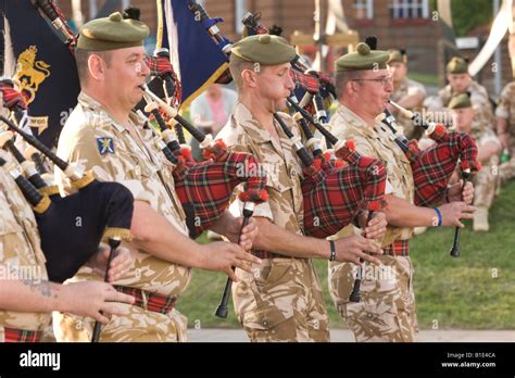 schottische soldaten  militaerischen kleid wueste strapazen dudelsackpfeifer beatiing retreat