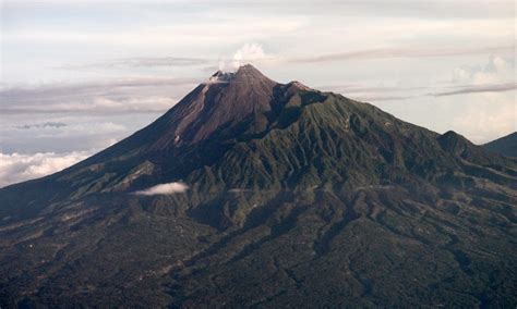 gunung merapi gunung berapi  aktif  indonesia