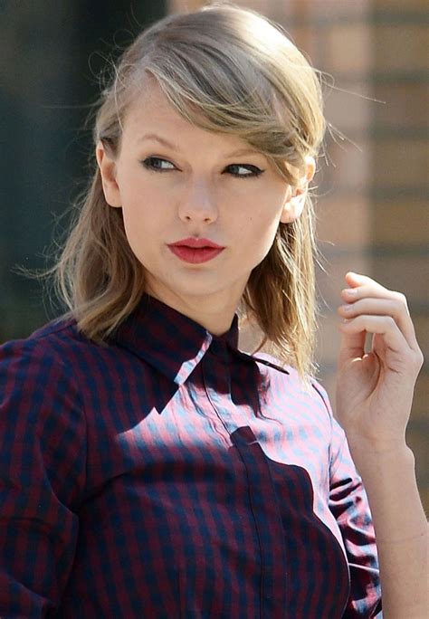 here s taylor swift s version of this spring s hottest hairstyle half up hair glamour