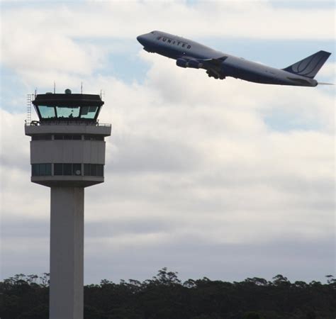 filemelbourne airport control tower  united bjpg wikimedia commons