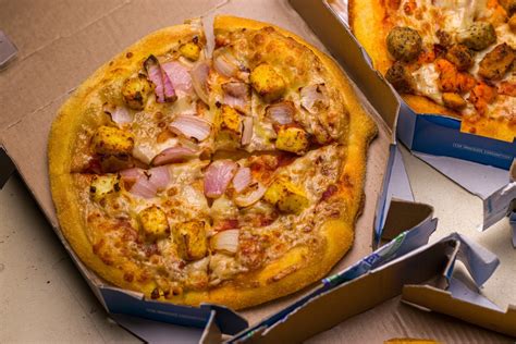 dominos pizza crust  guide    types pizzaware
