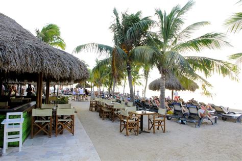 restaurants curacao  eten op het strand travellustnl