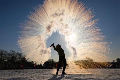 arctic blast watch people throwing boiling water into freezing air