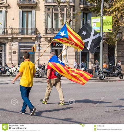 barcelona spanje oktober   demonstratiesystemen die catalaanse vlag dragen tijdens