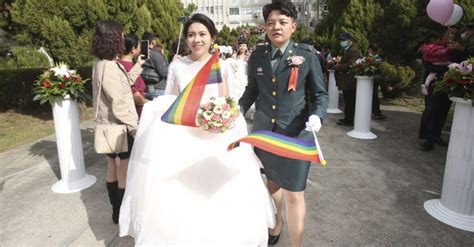 Two Same Sex Couples Make History In Taiwan Military Mass Wedding