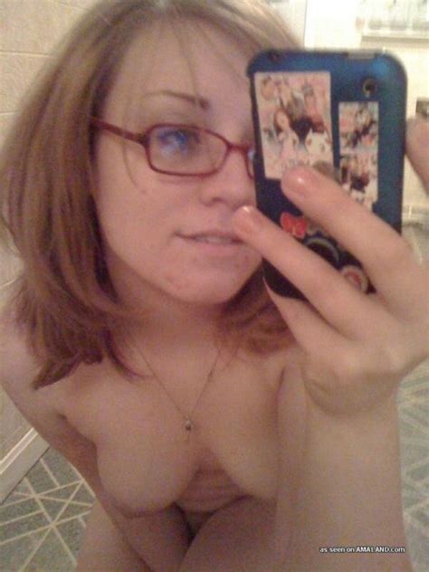 naked nerdy chick camwhoring in her bathroom pichunter