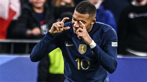 Dig At Psg Mbappe Loving Freedom Of Playing With Giroud For France