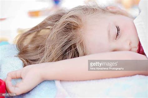 60 meilleures girl asleep on the beach photos et images getty images