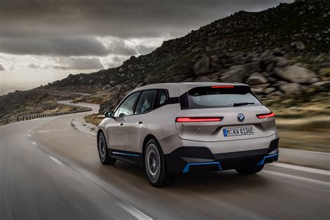 bmw launches   flagship ix electric suv   miles  range  verge