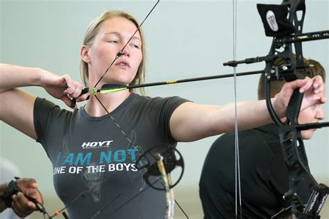 female archer aims  gold  team america  invictus games
