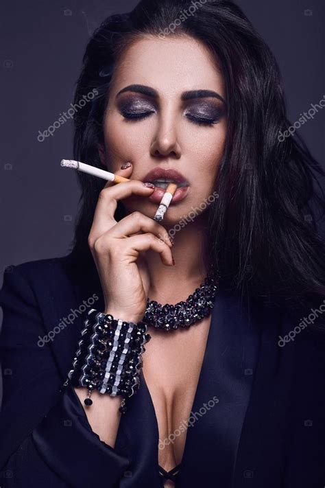 elegante heiße brünette frau raucht eine zigarette — stockfoto © alexvolot 120869868