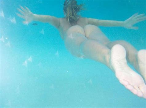 photos de filles totalement nues dans la piscine ou la mer