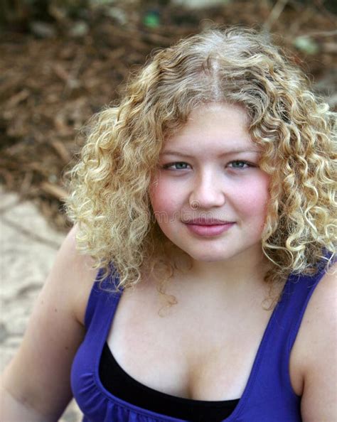 Jugendlich Blondes Mädchen Stockfoto Bild Von Jugendlicher 11961062