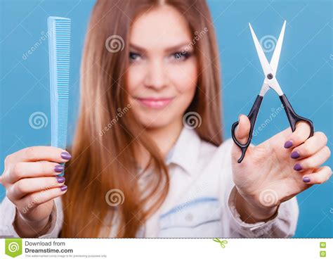 voorbereid meisje om haar te snijden lang recht haar stock afbeelding image  hygiene kaming