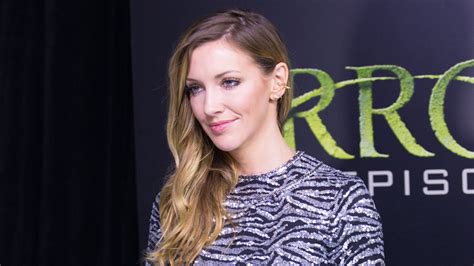 katie cassidy returning to the cw s arrow as series regular for