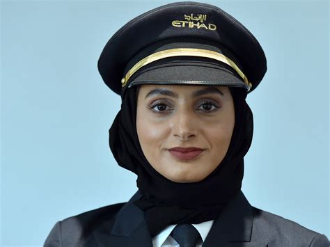 meet  emirati female pilot  flies    living
